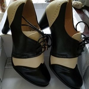🛍 WOMEN'S VINTAGE BLACK/WHITE HEELED OXFORD